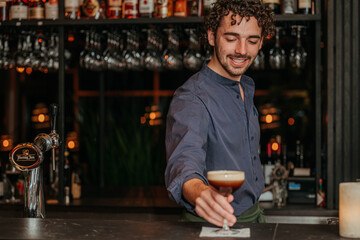 Barman zet een drankje neer op de bar