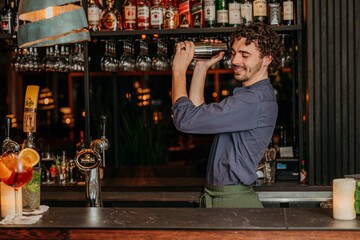 Barman shaket cocktail