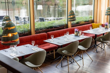 Restaurant Vlonders met gedekte tafels en uitzicht op het water