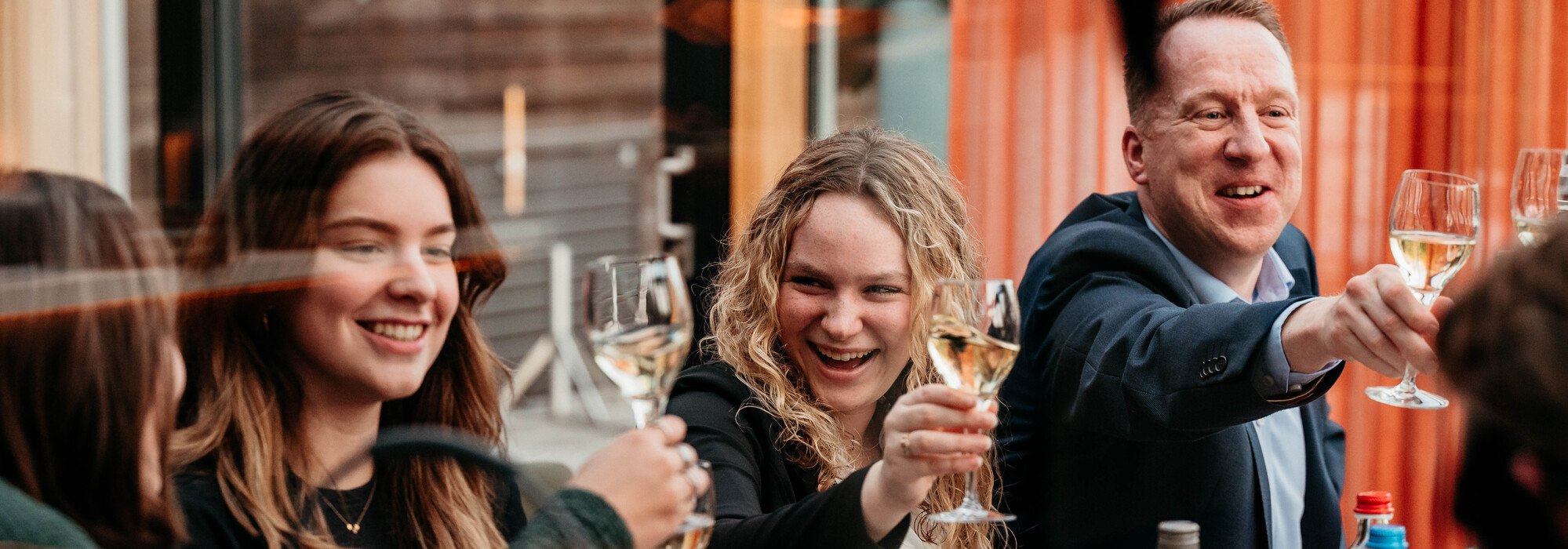 Personen bij Restaurant Vlonder proostend met elkaar