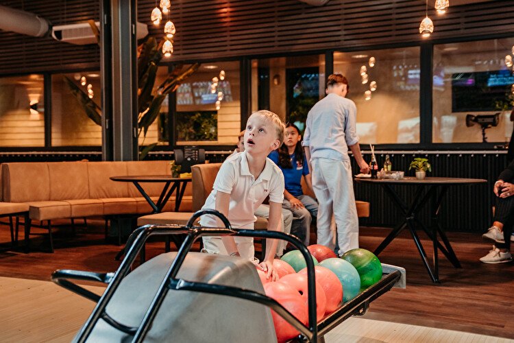 Jongen pakt bowlingbal bij Mitland Bowling