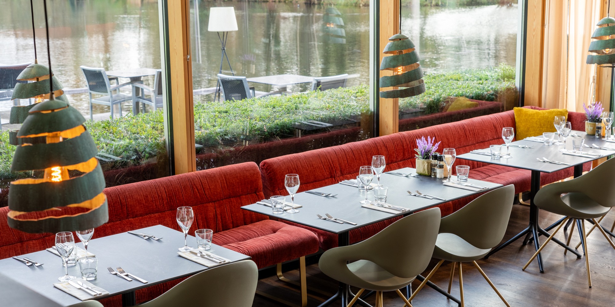Interieur met opgedekte tafels bij Restaurant Vlonders