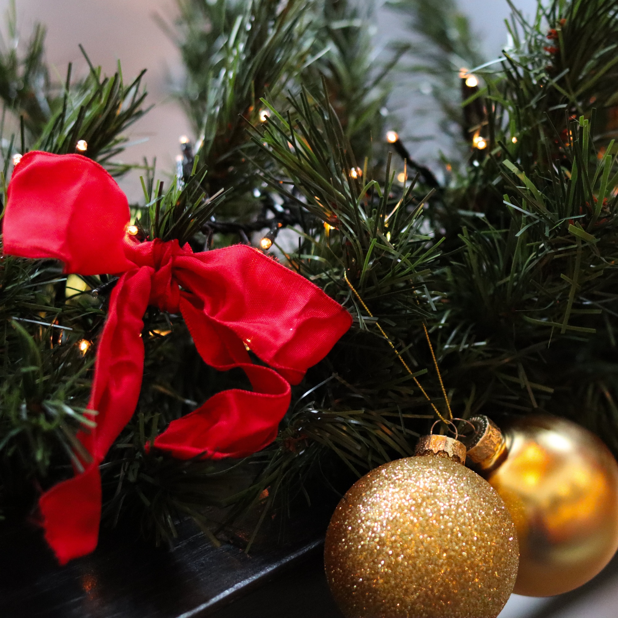 Kersttak met strik, kerstballen en lichtjes