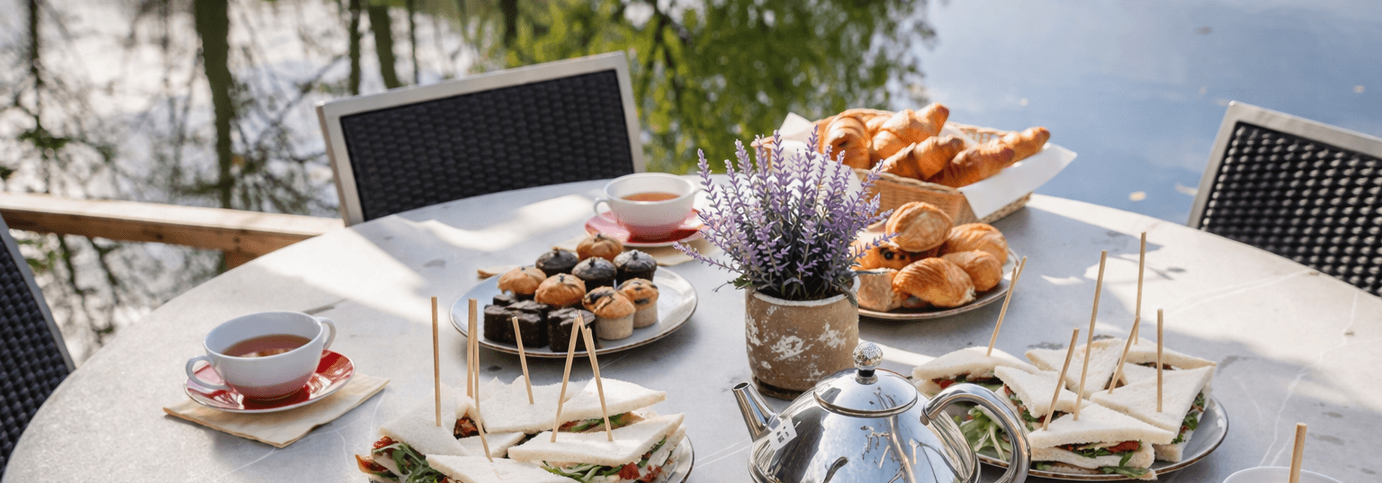 Tafel gedekt met high tea bij Restaurant Vlonders