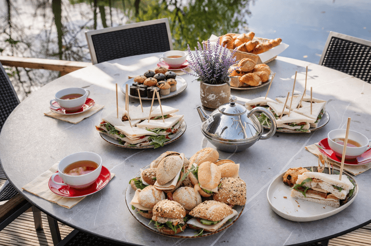 Tafel gedekt met high tea bij Restaurant Vlonders