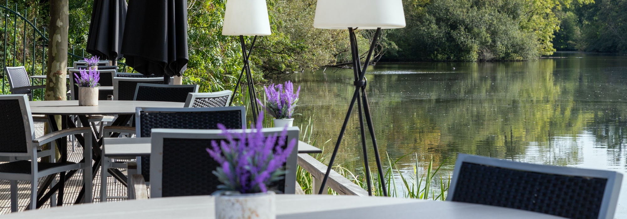 Tafel gedekt met high tea bij Restaurant Vlonders