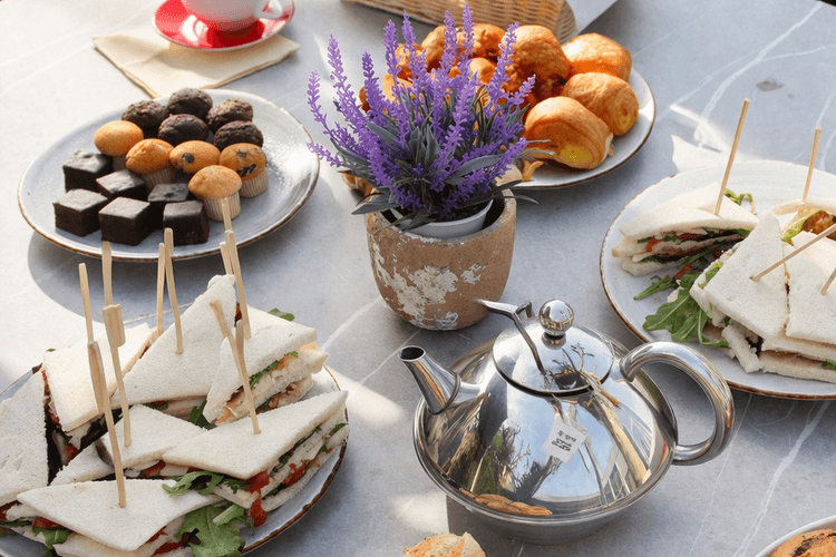 Tafel gedekt met high tea bij Restaurant Vlonders