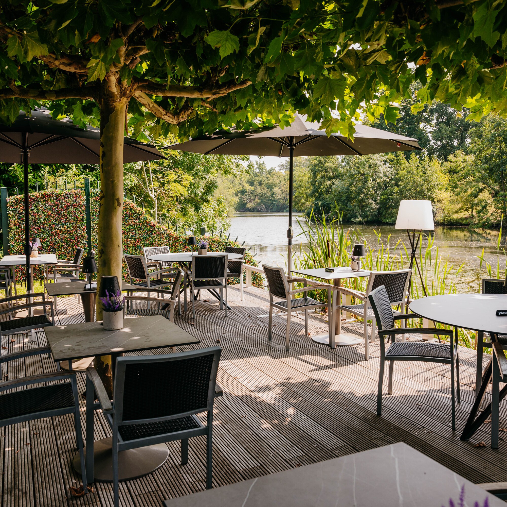 Overzicht van terras aan het water bij Restaurant Vlonders