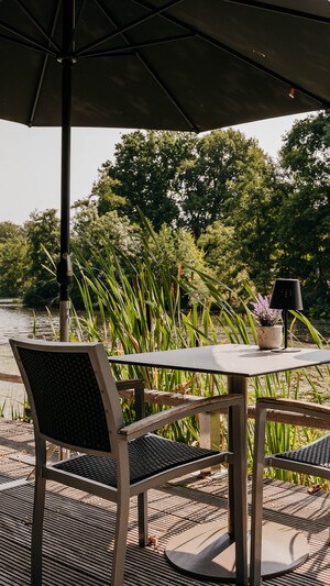 Terras aan het water bij Restaurant Vlonders