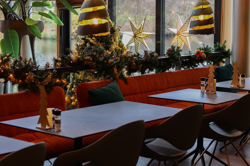 Restaurant Vlonders versierd met kerstversieringen