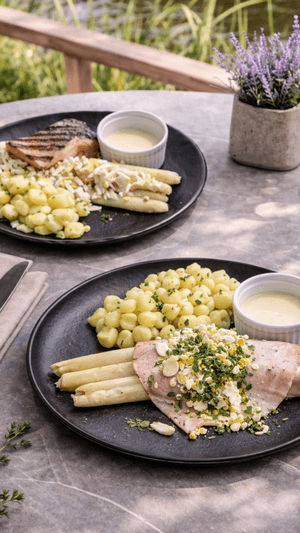 Opgedekte tafel met asperges