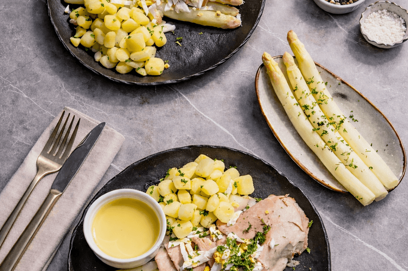 Opgedekte tafel met asperges