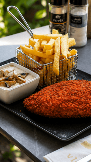 Gedekte tafel met XXL schnitzel en frites
