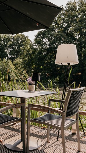 Terras aan het water