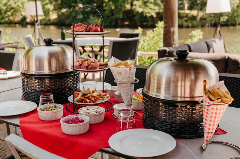Opgediende tafelgrill op terras